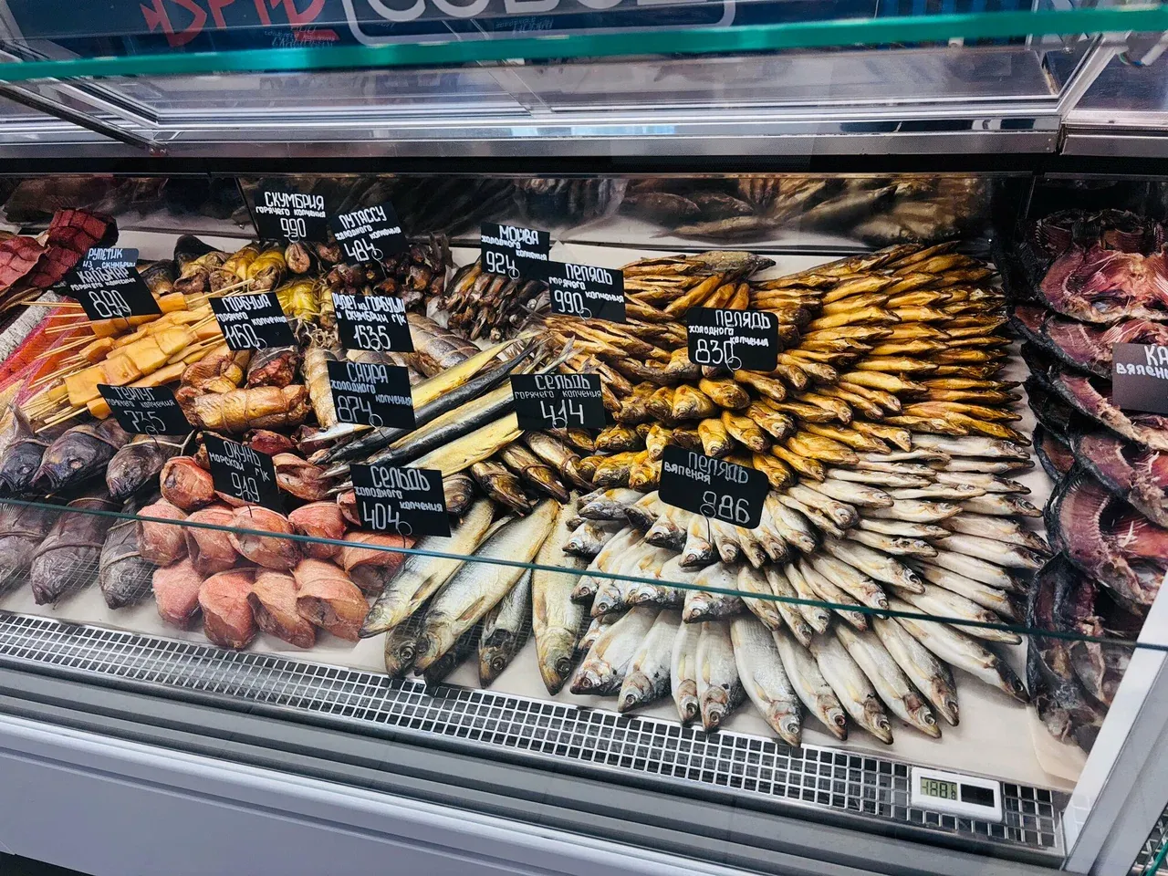 Витрина с копчёной и вяленой рыбой